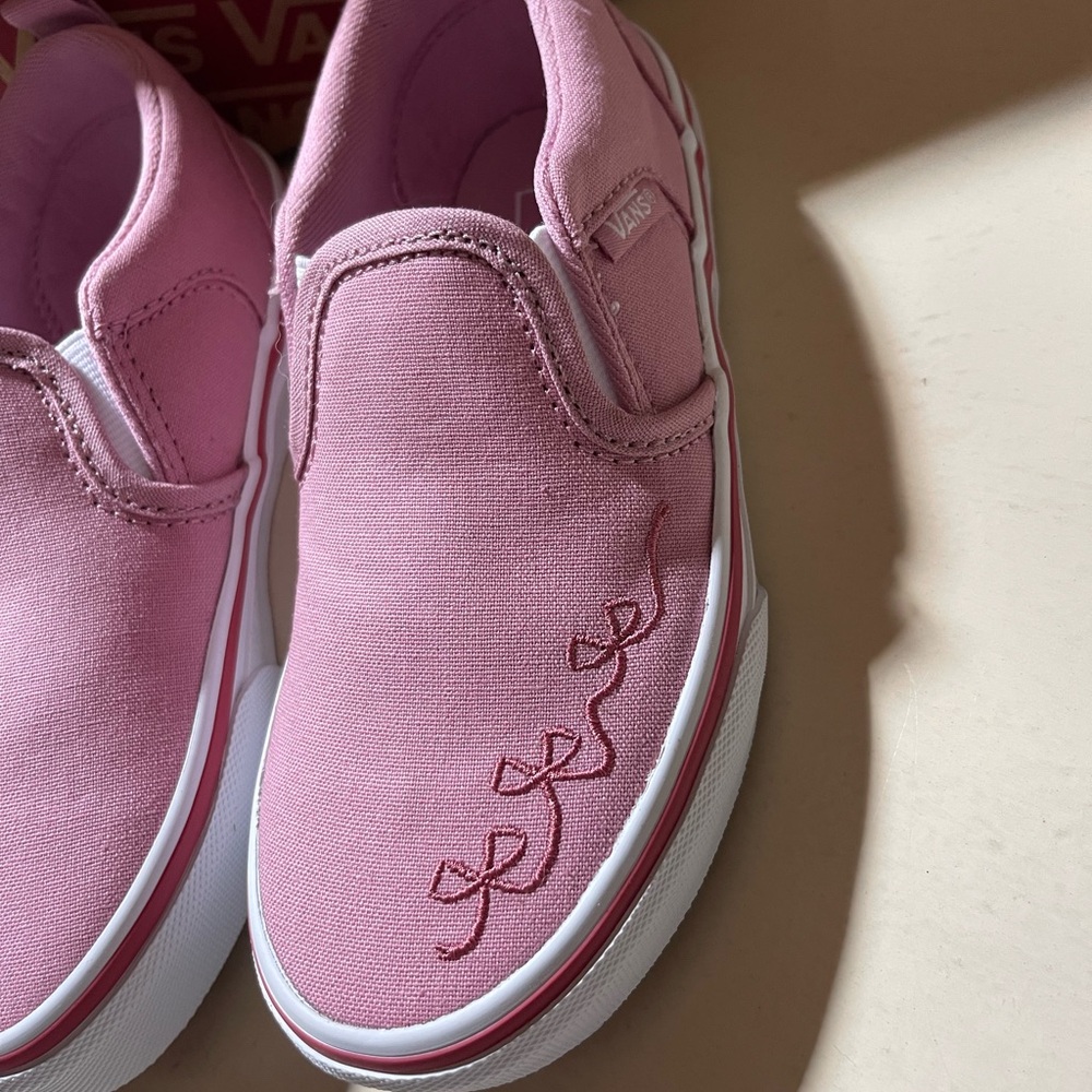 Girls Vans Asher Pink Bow Slip-On Shoes - Picture 2 of 6